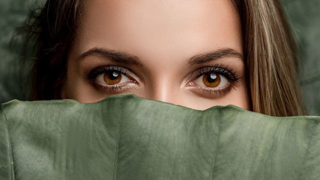 Ученые выяснили, как цвет глаз влияет на выбор одежды — новости медицины